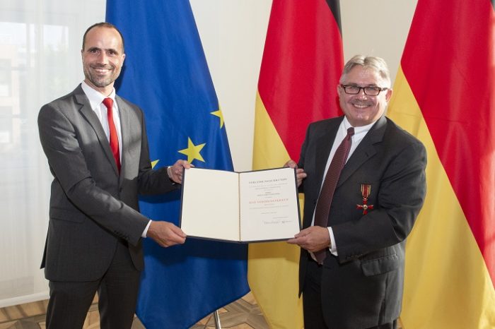 Staatssekretär Clemens Hoch überreicht Adolf T. Schneider den Verdienstorden der Bundesrepublik Deutschland; © Staatskanzlei RLP / Pulkowski