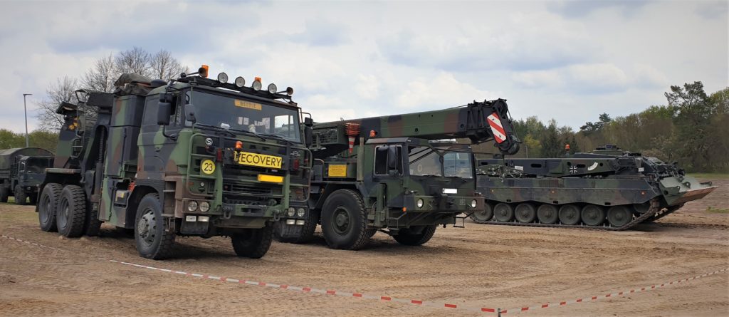 Bergepanzer und Fahrzeugkran der Bundeswehr neben dem Niederländischen Bergefahrzeug