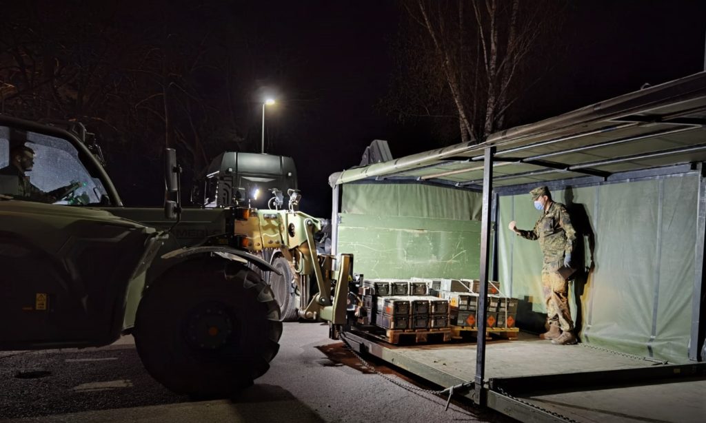 In der Nacht - Umschlag von Munition und Vorbereitung zum Abtransport