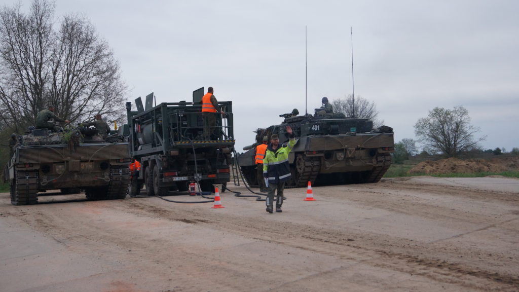 Kräfte des PzBtl 414 am Betankungspunkt der CSS Coy - zwei Leopard 2 werden parallel betrankt während der Betankungsfeldwebel die nächsten Gefechtsfahrzeuge abruft