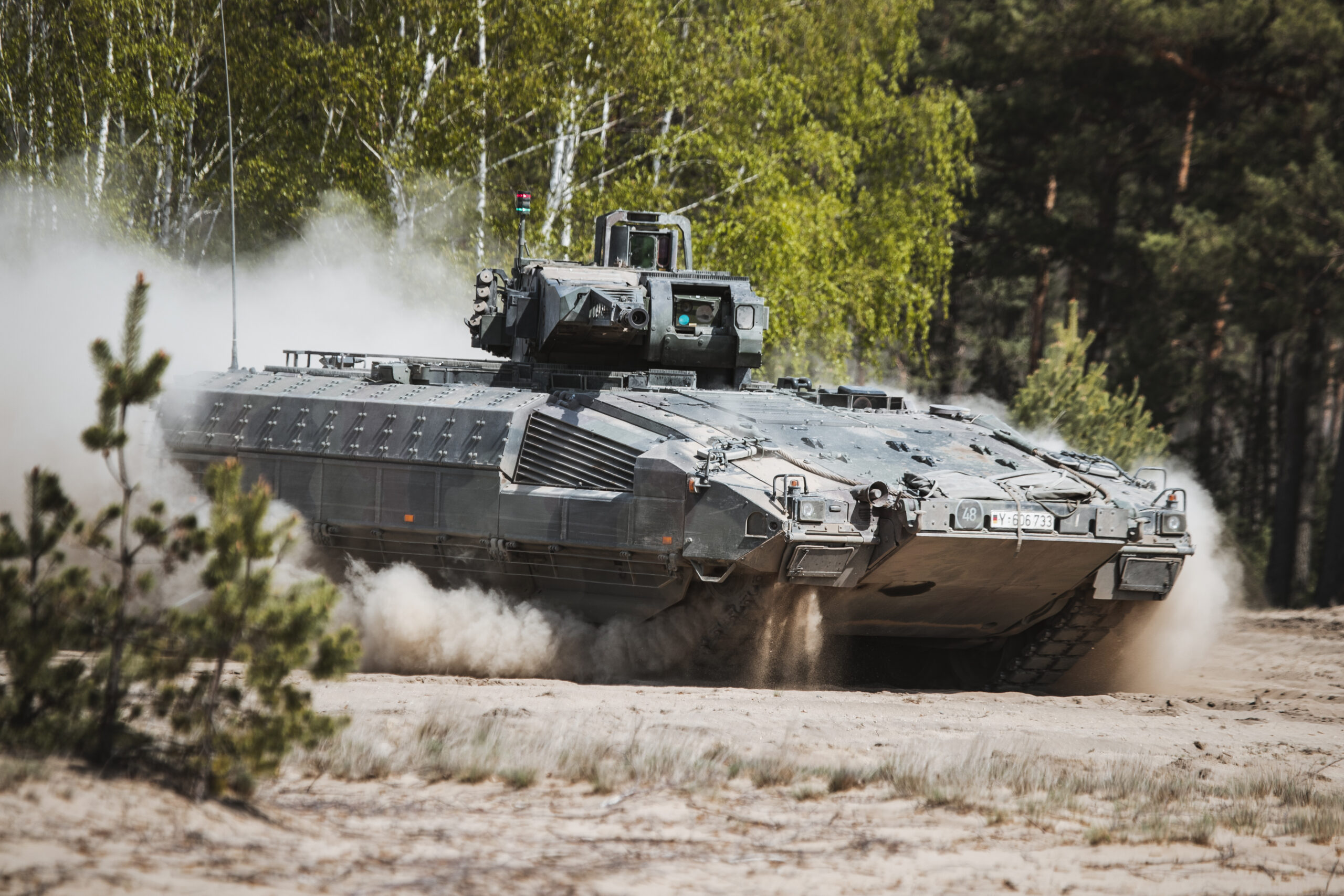Schützenpanzer Puma vom Panzergrenadierbataillon 112 bewegen sich auf dem Truppenübungsplatz Oberlausitz durch das Gelände, am 28.04.2020.