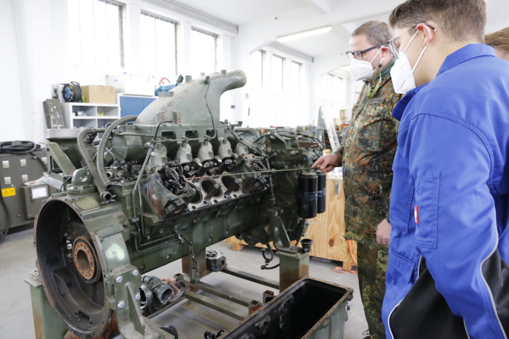 Mechatronikerausbildung Motorenkunde blauer Bund