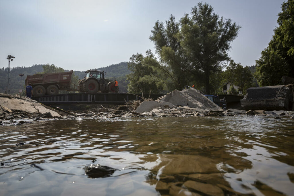 Ein Traktor überquert die Faltfestbrücke nach der Hochwasserkatastrophe in Insul im Ahrtal, am 22.07.2021 Blauer Bund