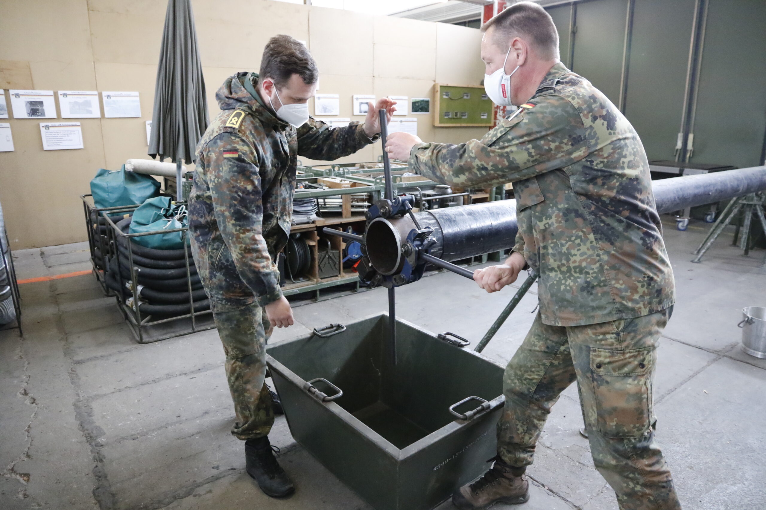 Soldaten bei der Ausbildung mit einem Rohrtrenngerät