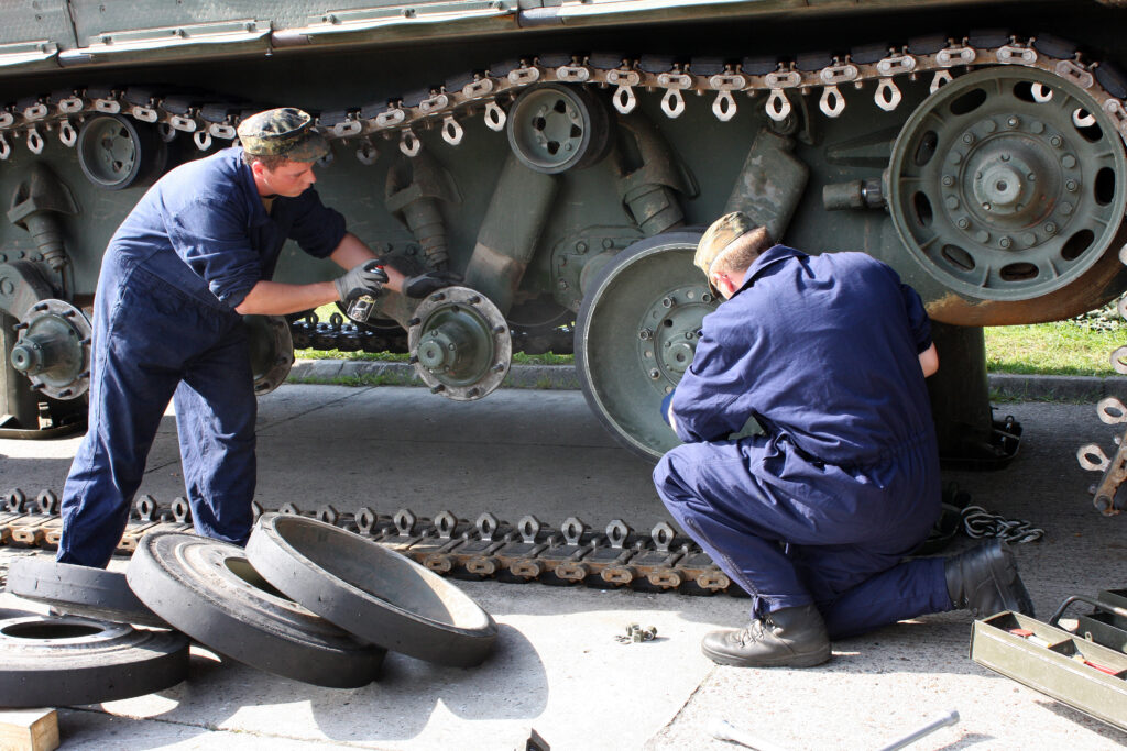 oldaten der Instandsetzungskompanie des Logistikbataillon 131 reparieren die Kette und das Fahrwerk eines Schtzenpanzers Marder 1A3 im Brigadeinstandsetzungspunkt auf dem Truppenbungsplatz whrend der Vorfhrung "Brigadeinstandsetzngspunkt ROMINTEN". Die Informations- und Lehrbung in Munster stellt die Fhigkeiten der einzelnen Truppenteile des Heeres und deren Koordinierung dar. © Bundeswehr / Selsemeier