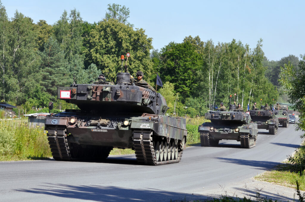 Eine Panzerkolonne verlegt vom Bahnhof zum Truppenübungsplatz nach der Bahnentladung im Rahmen der multinationalen Battle Group Enhanced Forward Presence in Rukla/Litauen, am 27.07.2020. Blauer Bund