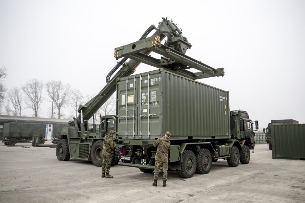 Soldaten vom 3. Logistikbataillon 171 heben mit Hilfe des Containerstaplers Orion einen Container auf einen Lastkraftwagen vom Typ Ungeschütztes Transportfahrzeug (UTF) in Burg, am 02.03.2021. Blauer Bund