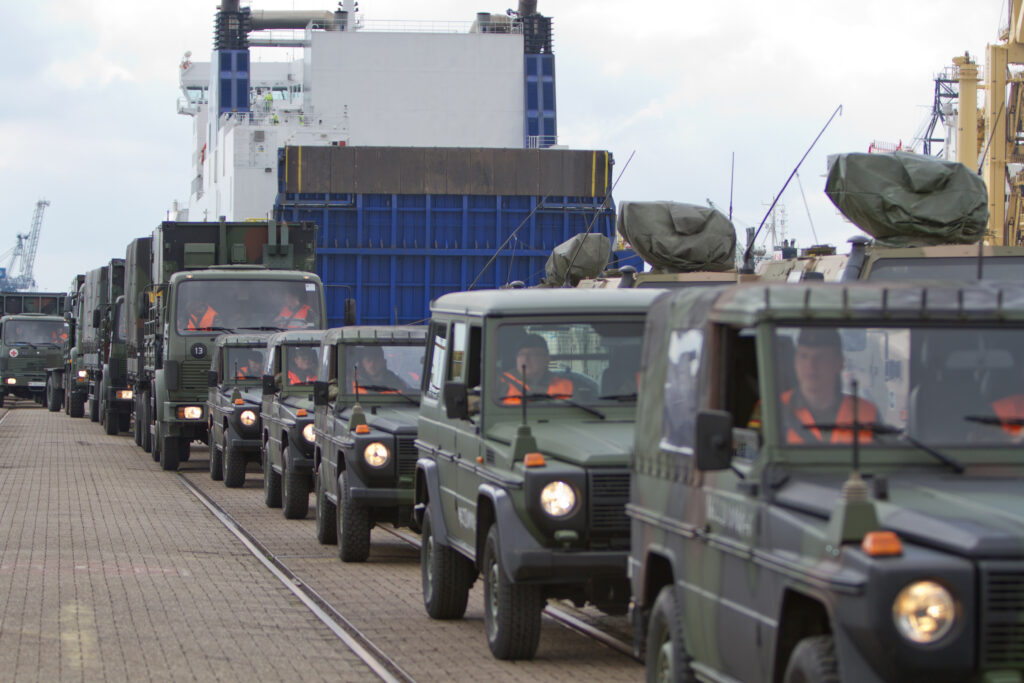 Fahrzeuge verlassen im Konvoi den Verladehafen in Bremerhaven im Rahmen der multinationalen Verlege-Übung Joint Derby am 16.04.2016. Blauer Bund