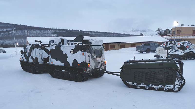 Ein Überschneefahrzeug BV 206 S vom Typ Hägglunds bringt den Infanterieroboter THeMIS an seinen Einsatzort. Bundeswehr/Alexander Harms Blauer Bund