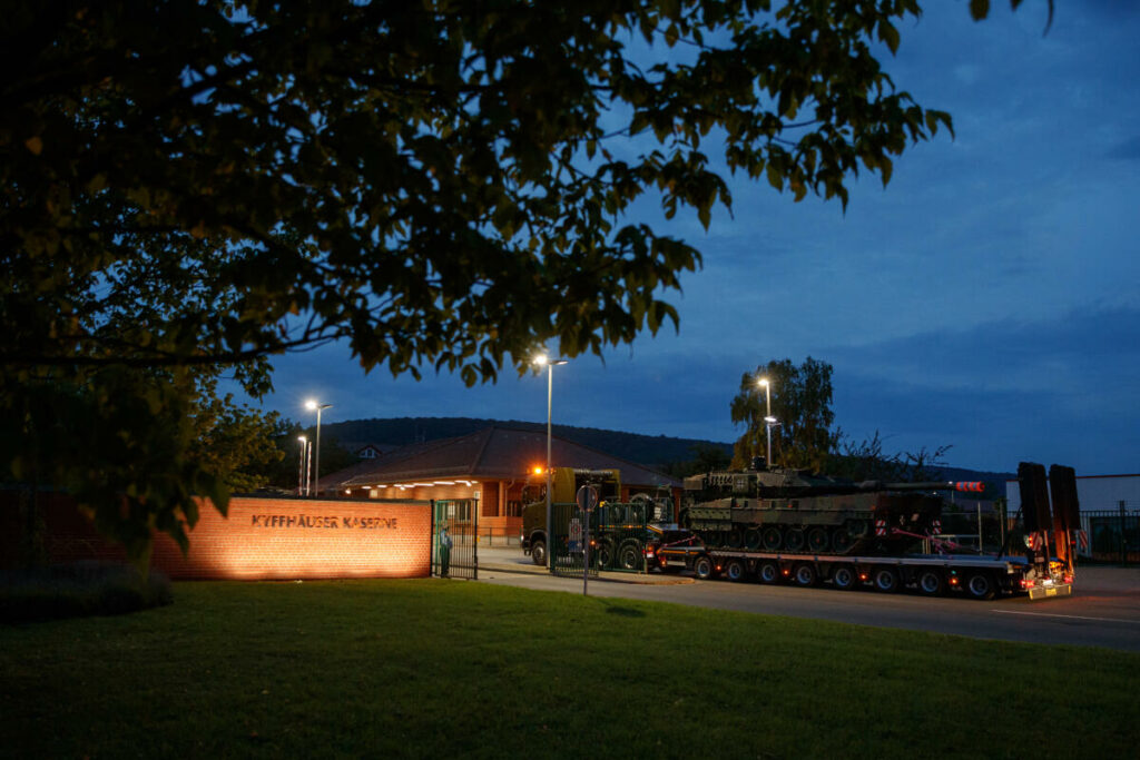 Militärischer Schwerlast-Transport im Rahmen einer feierlichen Übergabe die ersten Fahrzeuge der neuesten Version des Kampfpanzers Leopard 2 mit der Be-zeichnung A7V in Bad Frankenhausen am 15.09.2021. Blauer Bund