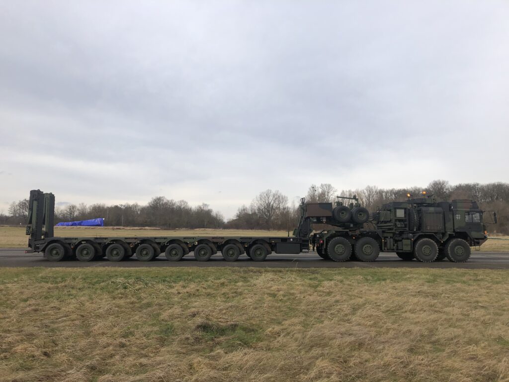 Die neuen Sattelanhänger bilden zusammen mit den ebenfalls in der Be-schaffung befindlichen neuen Sattelzugmaschinen das System "militarisierter Sat-telzug 70 t". Blauer Bund