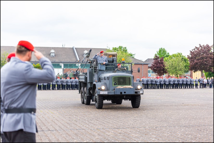 Auf einem historischen Jupiter-Kranwagen aus den frühen Sechzigerjahren wird der scheidende Kommandeur zum abschließenden Gruß an seinen Gästen und den angetretenen Soldaten vorbeigefahren. Foto: Bundeswehr/Lara Drießen - Blauer Bund