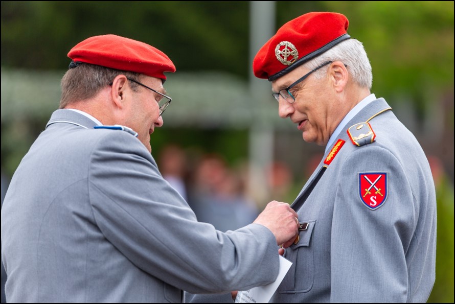 Für seine Dienste wird Brigadegeneral Klaus-Dieter Cohrs mit der Goldenen Ehrennadel der Technischen Schule des Heeres ausgezeichnet. Foto: Bundeswehr/Lara Drießen - Blauer Bund