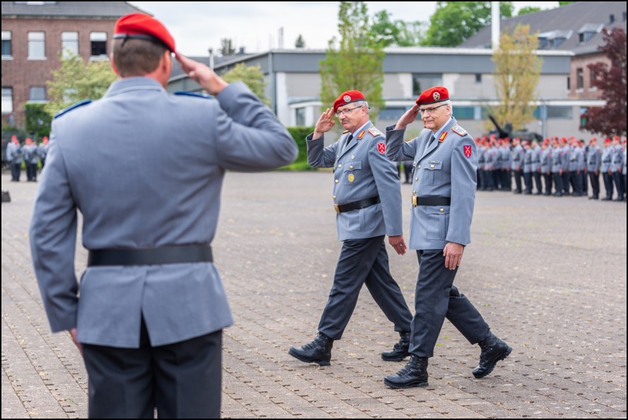 Gemeinsam mit Generalmajor Michael Hochwart schreitet Brigadegeneral Klaus-Dieter Cohrs (r.) die Formation ab, bevor das Kommando über die Schulungseinrichtung an Brigadegeneral Dirk Kipper übertragen wird. Foto: Bundeswehr/Lara Drießen - Blauer Bund