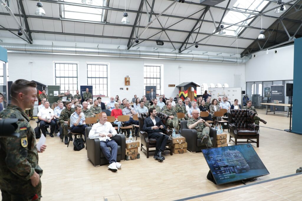 Präsentation von 8 ausgewählten Projekten beim Demo-Day in Berlin. Die Stimmung ist gelöst,die Energie spürbar. Foto: CIHBw Blauer Bund