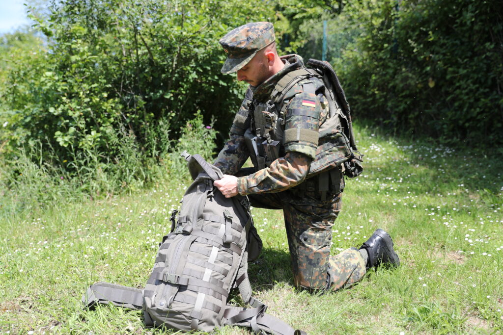 Soldat mit dem Schutzwestensystem modulare ballistische Schutz- und Trageausstattung (MOBAST) sowie dem Rucksacksystem 110Liter