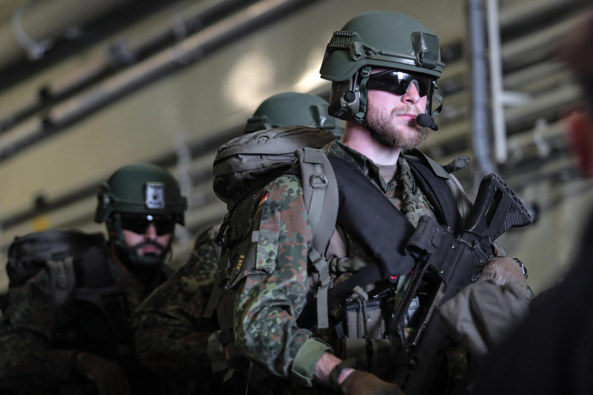 Beim Kampfbekleidungssatz Streitkräfte handelt es sich um eine moderne Kampfausstat-tung, die - mit 25 verschiedenen Artikeln - den Soldatinnen und Soldaten eine für alle Ein-satzszenarien in sämtlichen Klimazonen lagebezogen angepasste Bekleidung bietet.