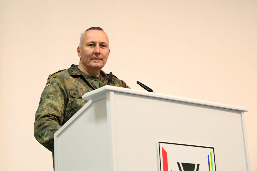 Vizeadmiral Carsten Stawitzki, Abteilungsleiter Ausrüstung im BMVg, zur Zeitenwende in Rüstung und Nutzung. Blauer Bund