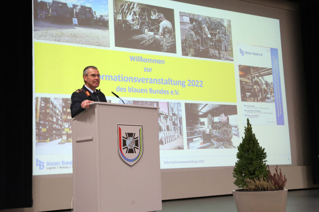 Der Präsident des Blauer Bund e.V., GenMaj Gerald Funke begrüßt die Teilnehmenden der Informationveranstaltung in Garlstedt.