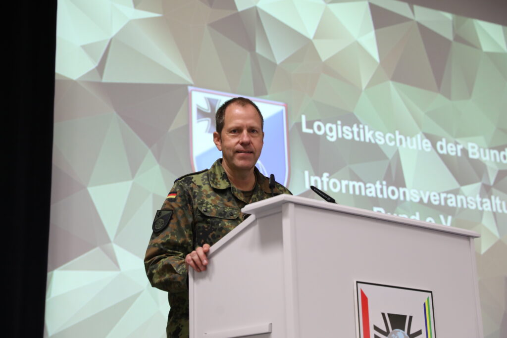 BrigGen Boris Nannt, Kommandeur der Logistikschule der Bundeswehr berichtete über Aktuelles aus der LogSBw. Blauer Bund