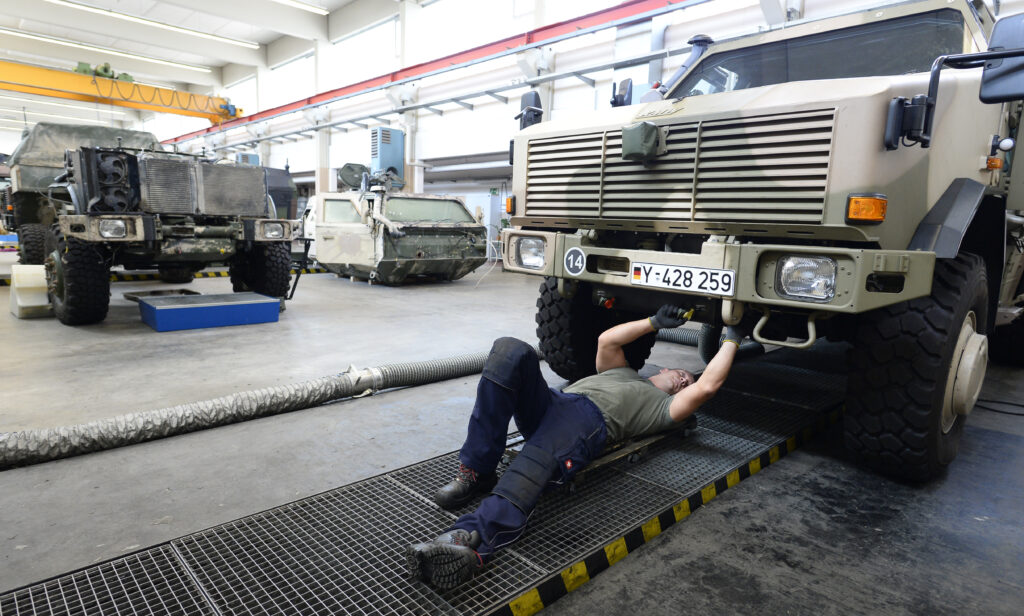 Auch an den von DEU bereitgestellten DINGO 2 wurden UKR IHKr an der TSH ausgebildet. Im Bild: Ausbildung am Fahrzeug Dingo 2 an der TSH in Aachen. Blauer Bund