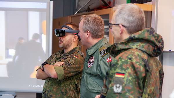 Auch an der TSH im Einsatz: AR/VR-Brillen für die Ausbildung der IHKr am LEGUAN; Im Bild: Die Ausbildungseinrichtung der Heeresflieger verfügen über moderne Ausbildungstechnologie, wie hier VR(Virtuelle Realität)-Brillen. Blauer Bund