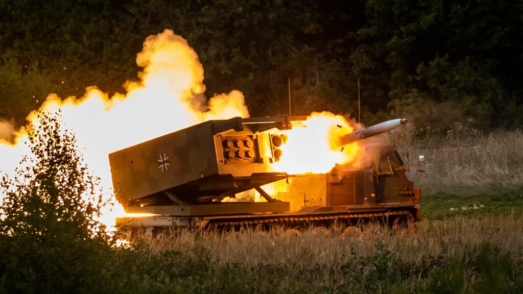 Auch am Raketenwerfer Mars wurden UKR IHKran der TSHausbebildet; Im Bild: Raketenwerfer Mars II feuert eine Rakete aus der Stellung heraus beim Mars II Schießen vom Artilleriebataillon 345 auf dem Truppenübungsplatz Grafenwöhr. Blauer Bund