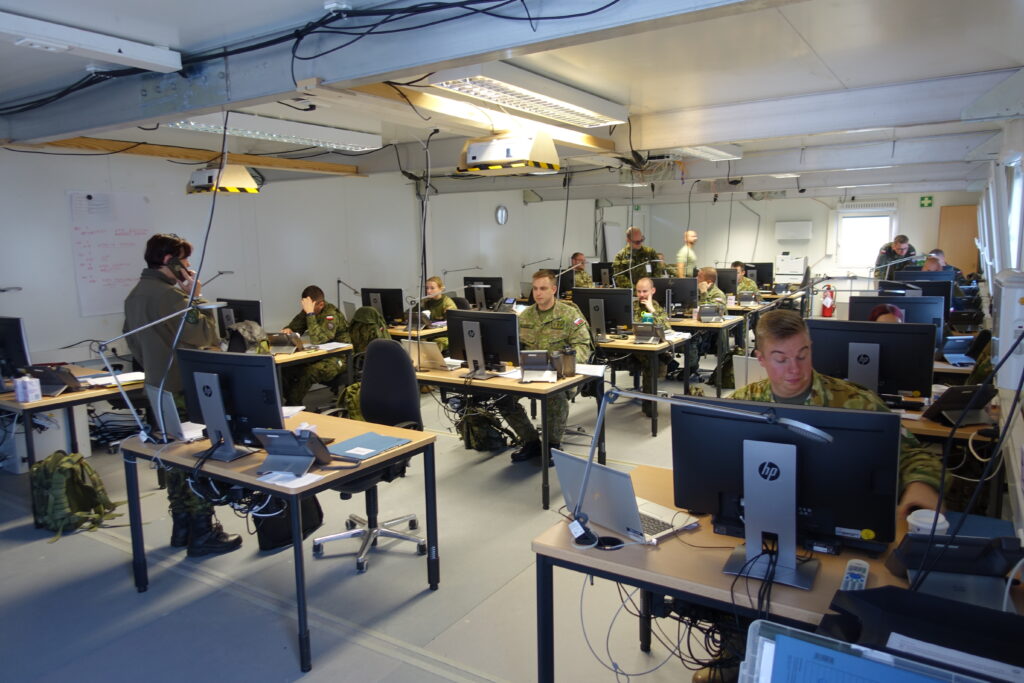 Arbeit in der JLOC (Joint Logistic Operation Centre) während des Trainings; Blauer Bund