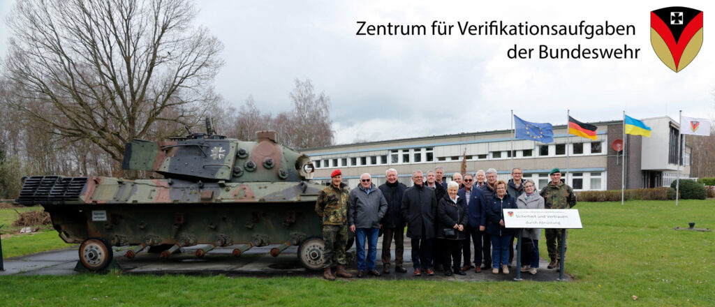 Gruppenfoto beim ZVBw in Geilenkirchen; Blauer Bund