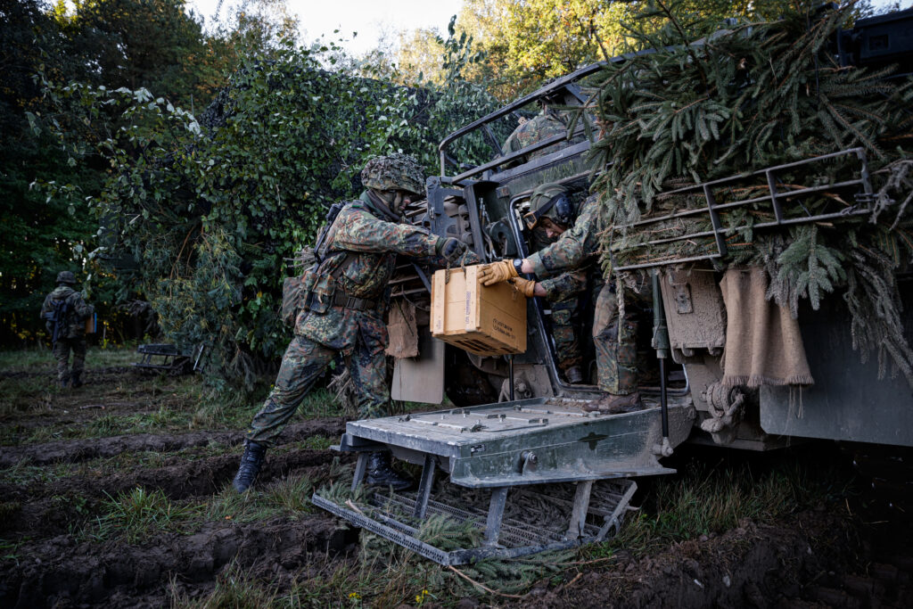 Soldaten versorgen einen Schützenpanzer Puma mit Munition an der Station Versorgung eines Kampftruppenbataillons im Rahmen der Ausbildungslehrübung Landoperationen auf dem Truppenübungsplatz Bergen am 07.10.2022. Blauer Bund