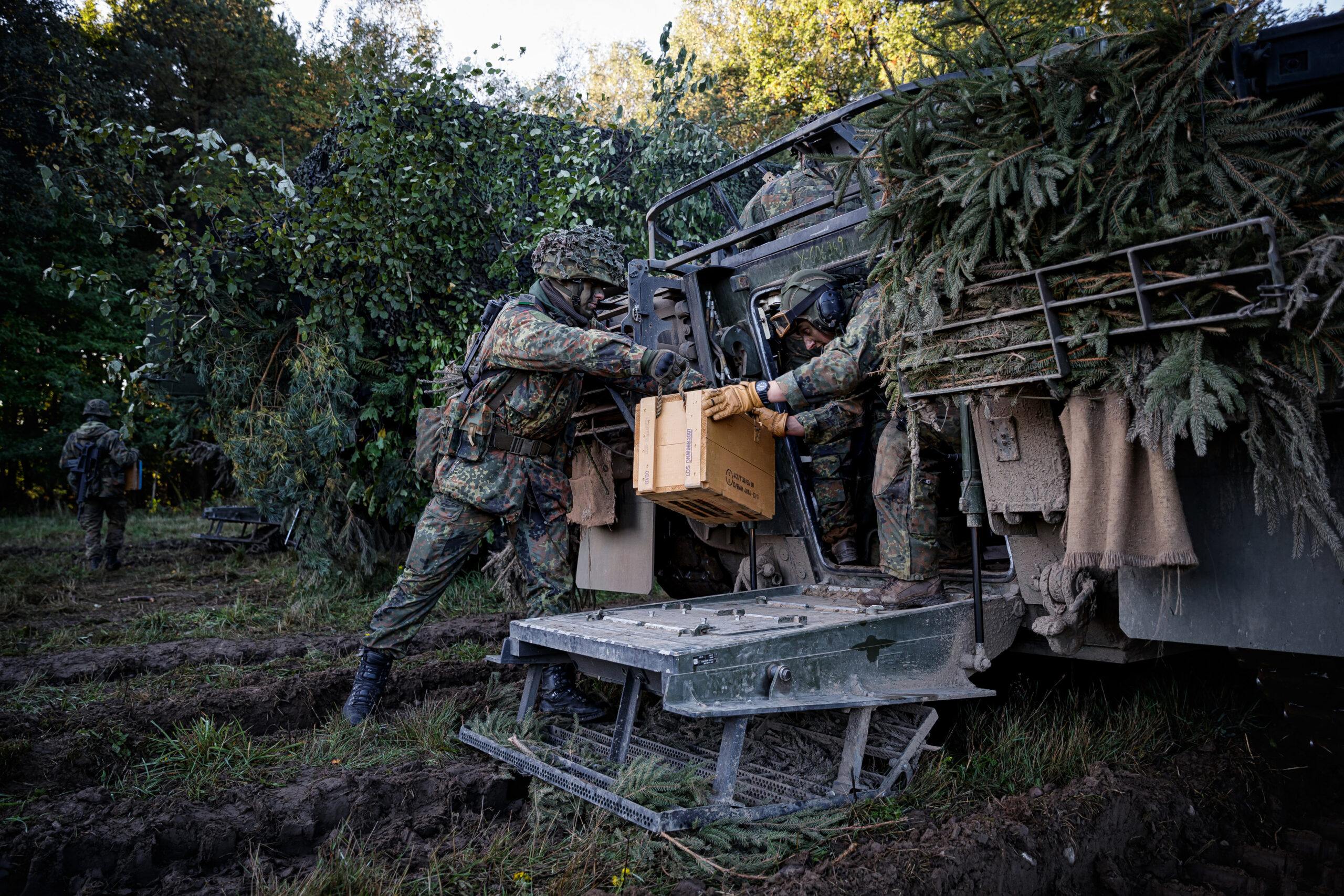 Soldaten versorgen einen Schützenpanzer Puma mit Munition an der Station Versorgung eines Kampftruppenbataillons im Rahmen der Ausbildungslehrübung Landoperationen auf dem Truppenübungsplatz Bergen am 07.10.2022. Blauer Bund