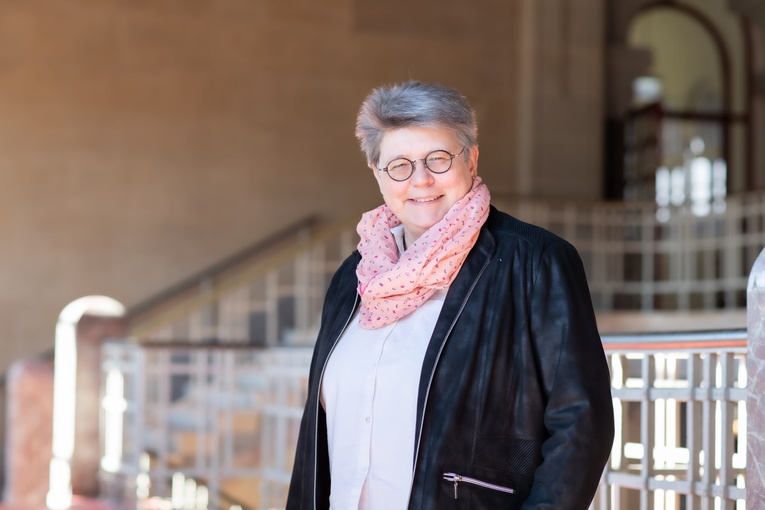 Portrait von der Präsidentin Bundesamt für Ausrüstung, Informationstechnik und Nutzung der Bundeswehr, Präsidentin Annette Lehnigk-Emden, in Koblenz. Blauer Bund