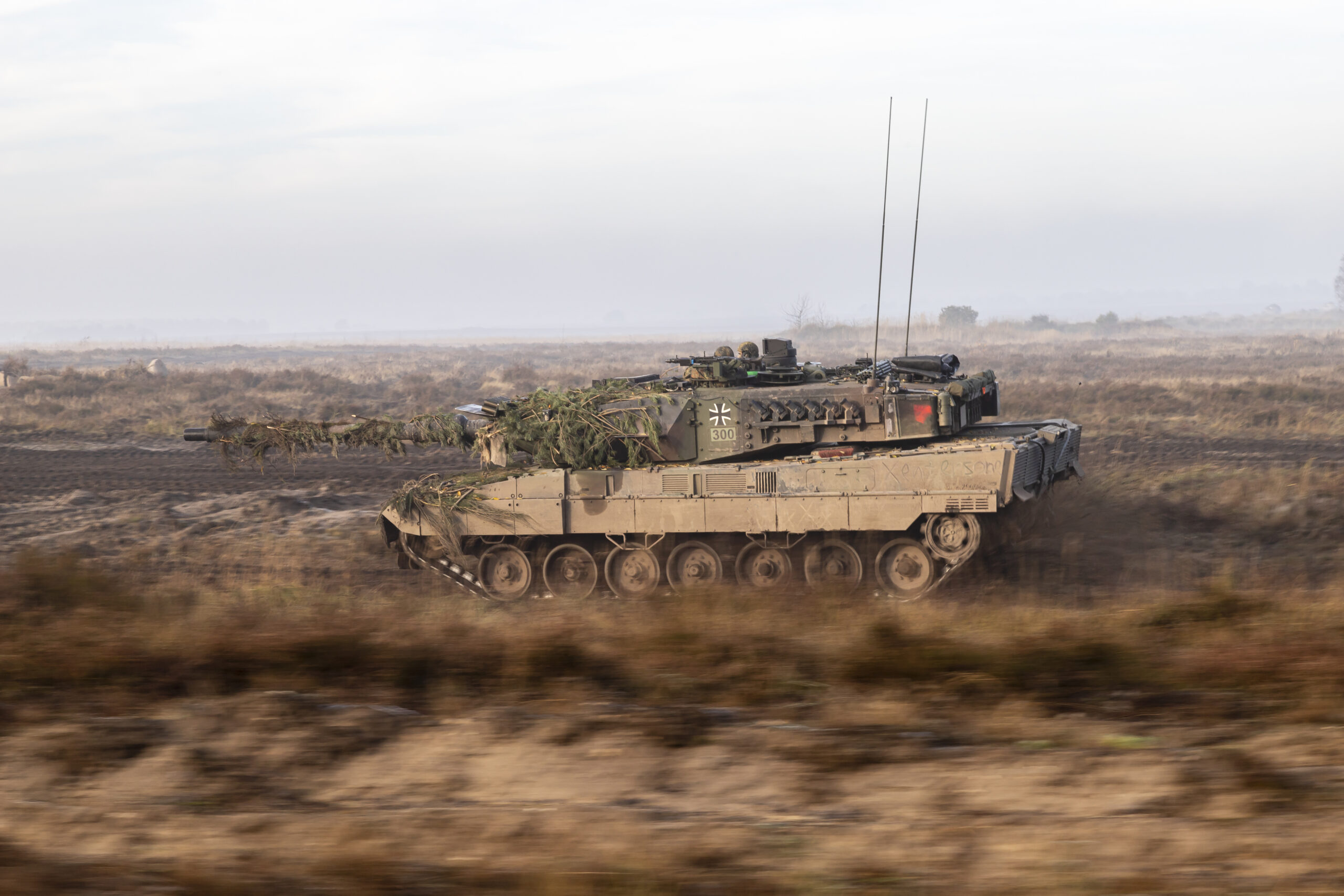 Das Panzerbataillon 393 übt mit dem Kampfpanzer Leopard 2 A7V im Gefechtsübungszentrum Heer in Gardelegen für den Einsatz als Schnelle Eingreiftruppe der NATO, der Very High Readiness Joint Task Force (VJTF 2023), am 10.11.2021. Blauer Bund
