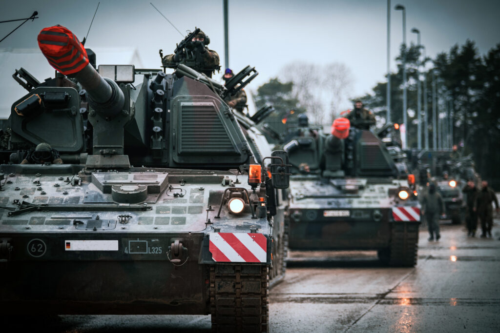 Panzerhaubitzen 2000 verlegen per Straßenmarsch auf einen Truppenübungsplatz während der Übung Rising Bull bei der Enhanced Forward Presence Battle Group in Rukla/Litauen, am 21.04.2023. Blauer Bund