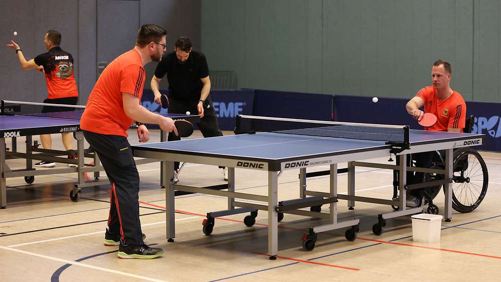 Spiel, Satz und Sieg: Kapitänleutnant H. tritt bei den Invictus Games 2023 unter anderem im Tischtennis an. Das Foto entstand während eines Trainingslagers an der Sportschule der Bundeswehr. Blauer Bund