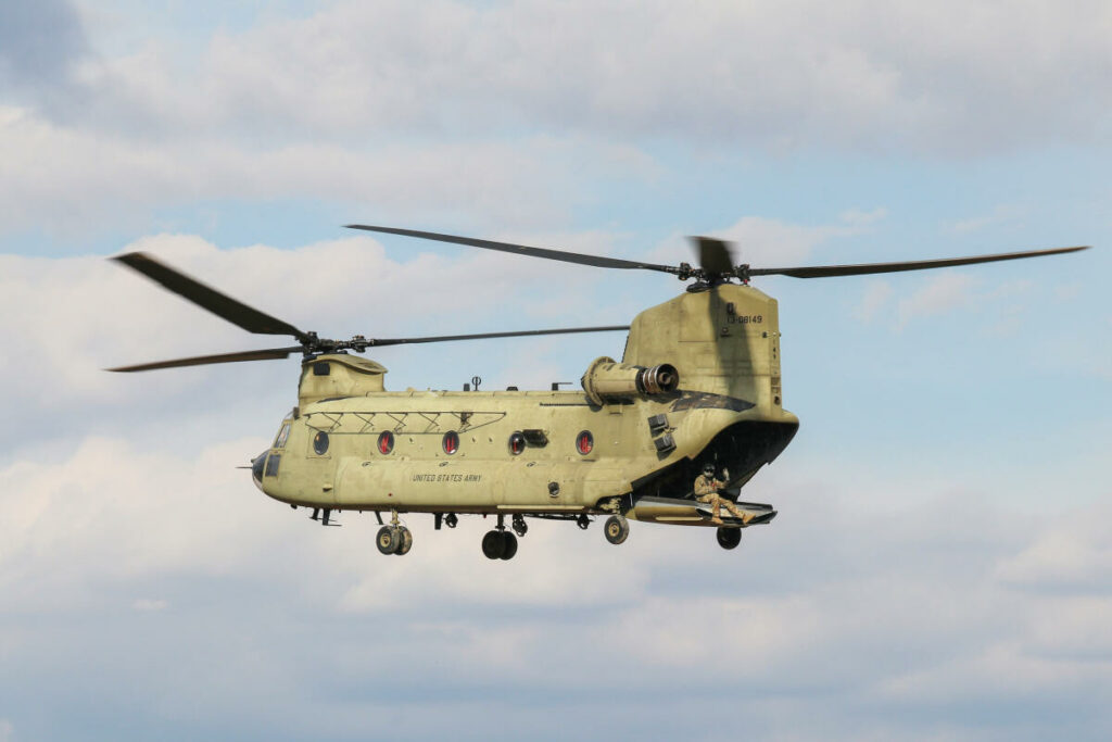 Ein US-amerikanischer Hubschrauber Chinook während der Übung Slovak Shield 23 bei der NATO-Mission enhanced Vigilance Activities (eVA) in Lest/Slowakei, Blauer Bund