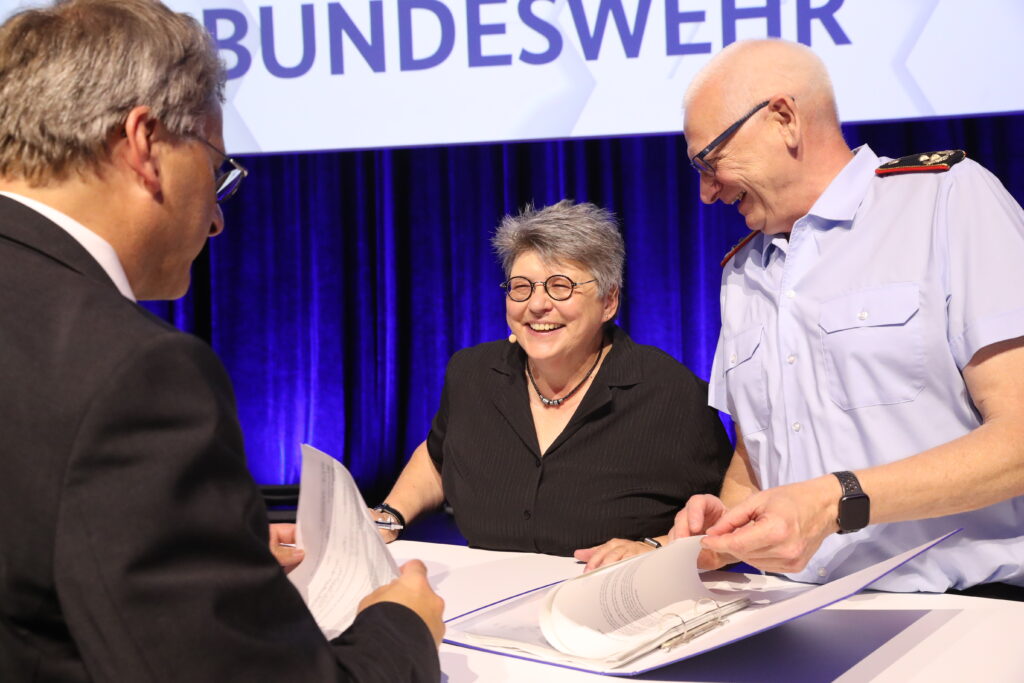 Abteilungsleiter "Technische, logistische und wirtschaftliche Querschnittsaufgaben" Ralf Baeumler, Prasidentin des BAAINBw Annette Lehnigk-Emden und der militärische Vizepräsident des BAAINBw Generalmajor Thorsten Puschmann bei der Vertragsunterzeichnung zur Beschaffung des Schweren Transporthubschraubers CH-47 Chinook in Koblenz - Blauer Bund