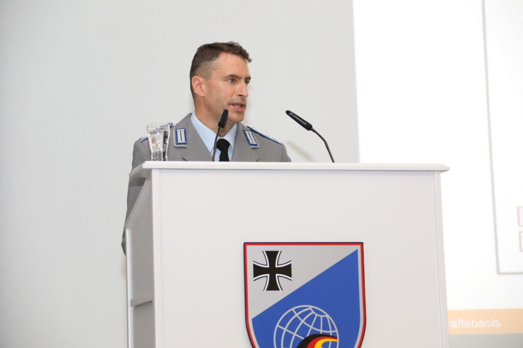 Oberstleutnant Steffen Engel vom LogKdo Bw, zum Konzept AIH. Blauer Bund