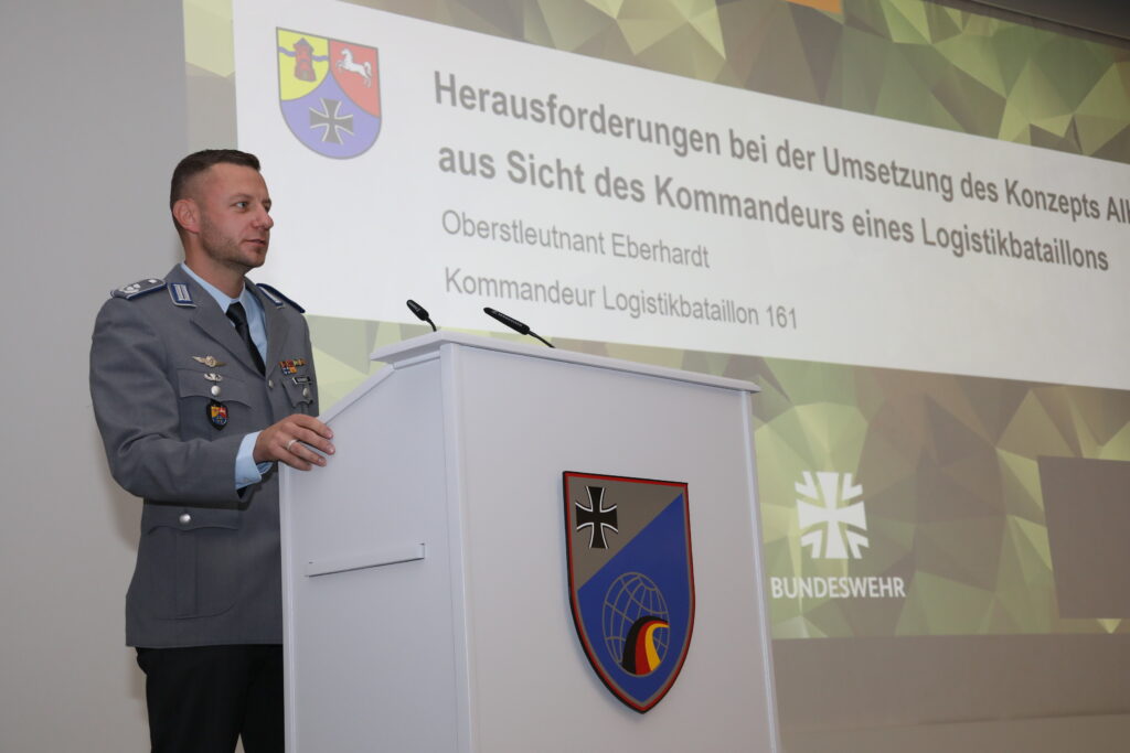 Oberstleutnant Benjamin Eberhardt, Kommandeur des Logistikbataillons 161, zu den Herausforderungen bei der Umsetzung des Konzepts AIH aus Sicht des Kommandeurs eines Logistikbataillons. Blauer Bund