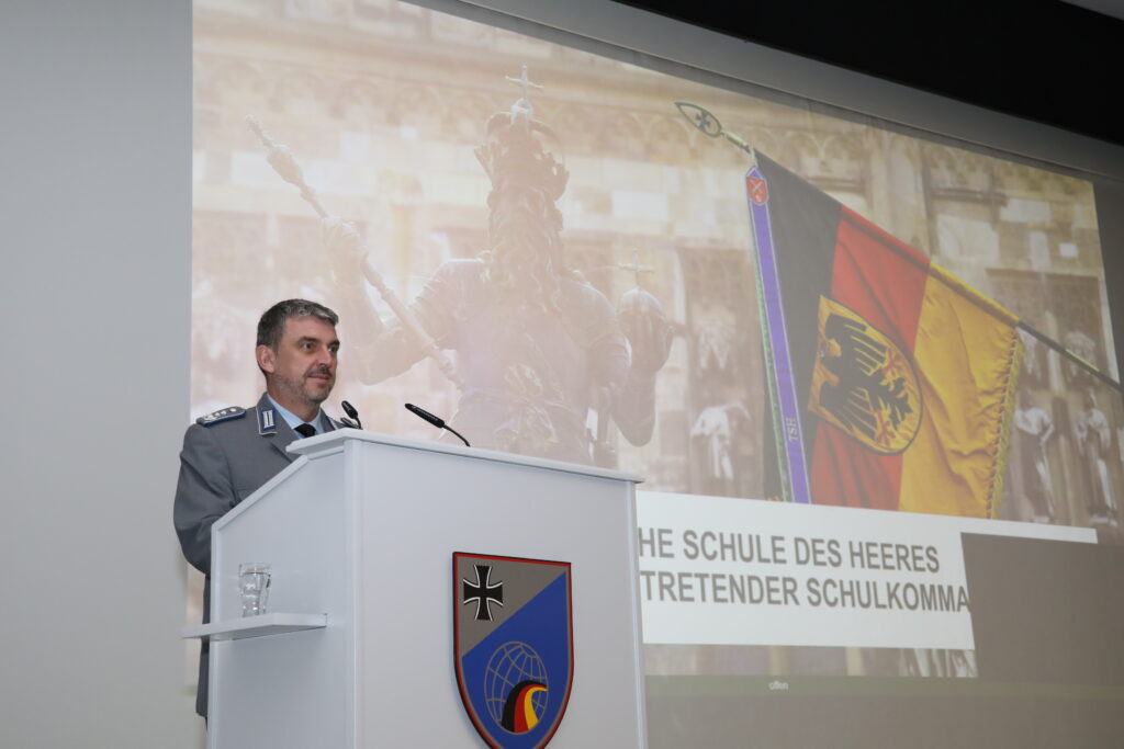 Oberst Jens Grabowski, stv Kommandeur der Technischen Schule des Heeres, informierte über Aktuelles aus der TSH. Blauer Bund