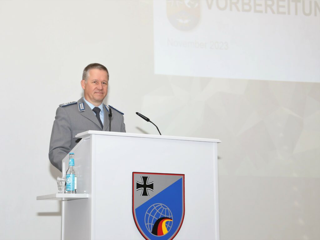 Oberst Christoph Schladt, Kommandeur im LogRgt 1, zur bevorstehenden Übung BLUE LIGHTNING. Blauer Bund