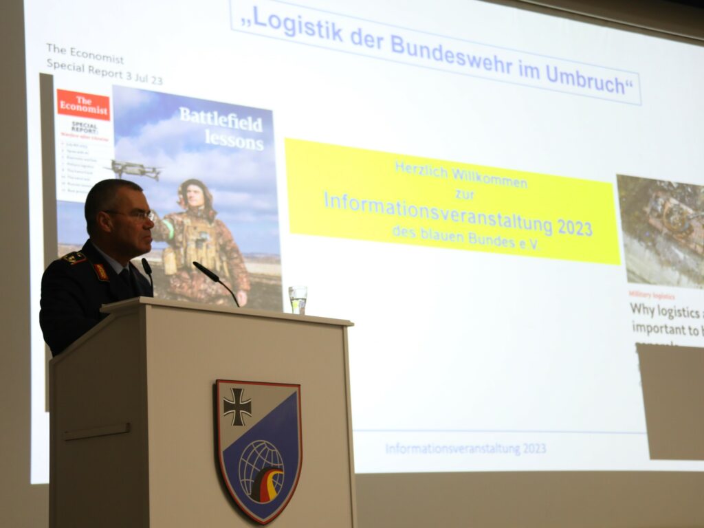 Der Präsident des Blauer Bund e.V., GenMaj Gerald Funke, begrüßt die Teilnehmenden der Informationsveranstaltung in Garlstedt