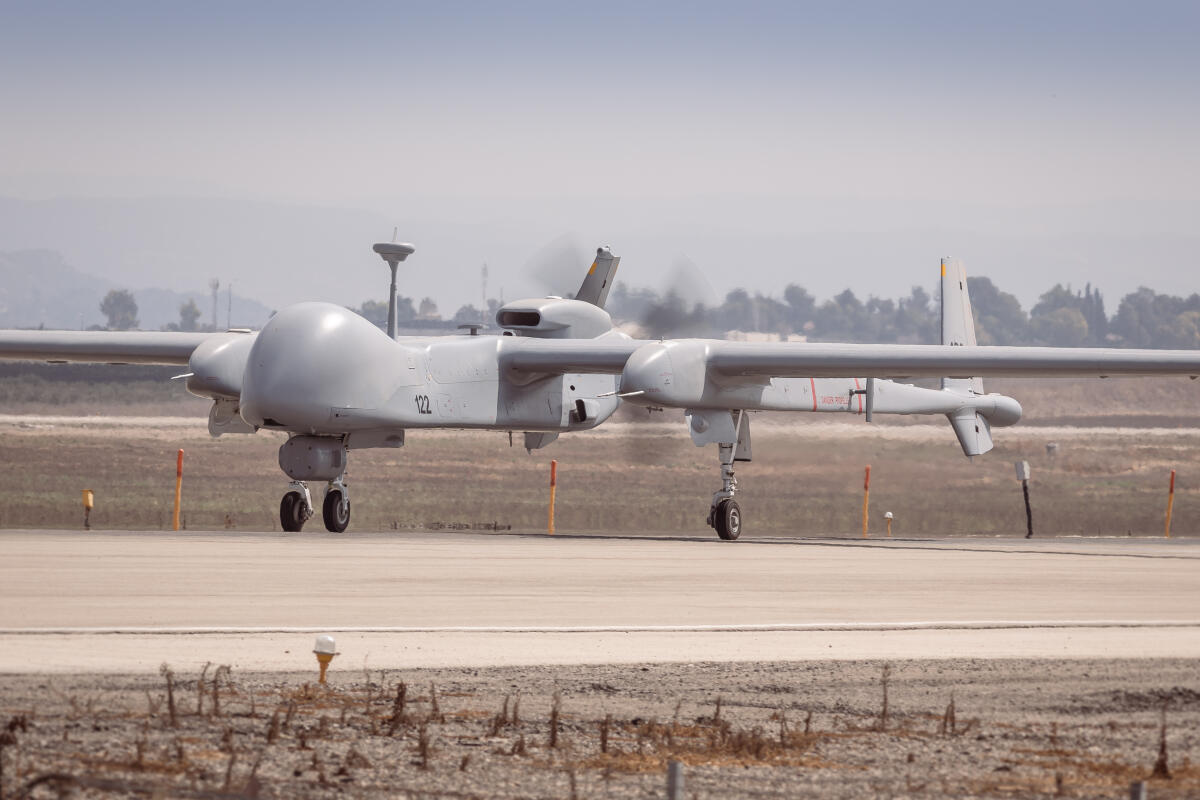 Eine Aufklärungsdrohne Heron TP startet auf der Air Force Base Tel Nof/Israel Blauer Bund