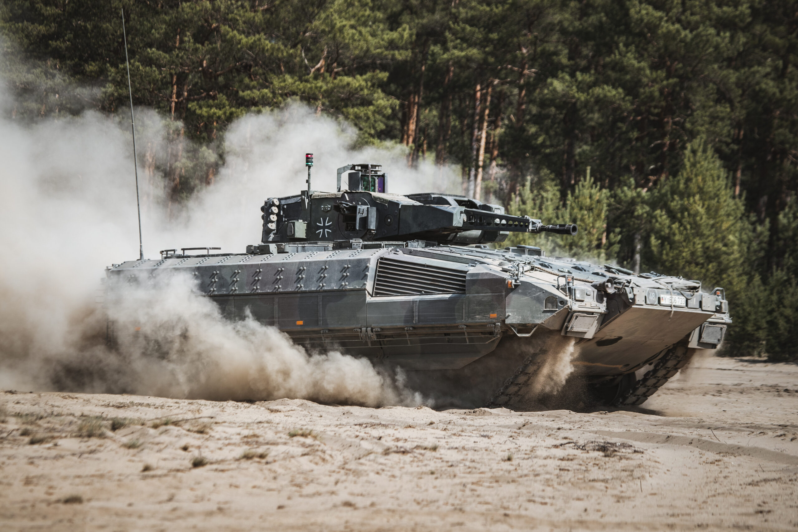 Schützenpanzer Puma vom Panzergrenadierbataillon 112 bewegen sich auf dem Truppenübungsplatz Oberlausitz durch das Gelände, am 28.04.2020. blauer Bund