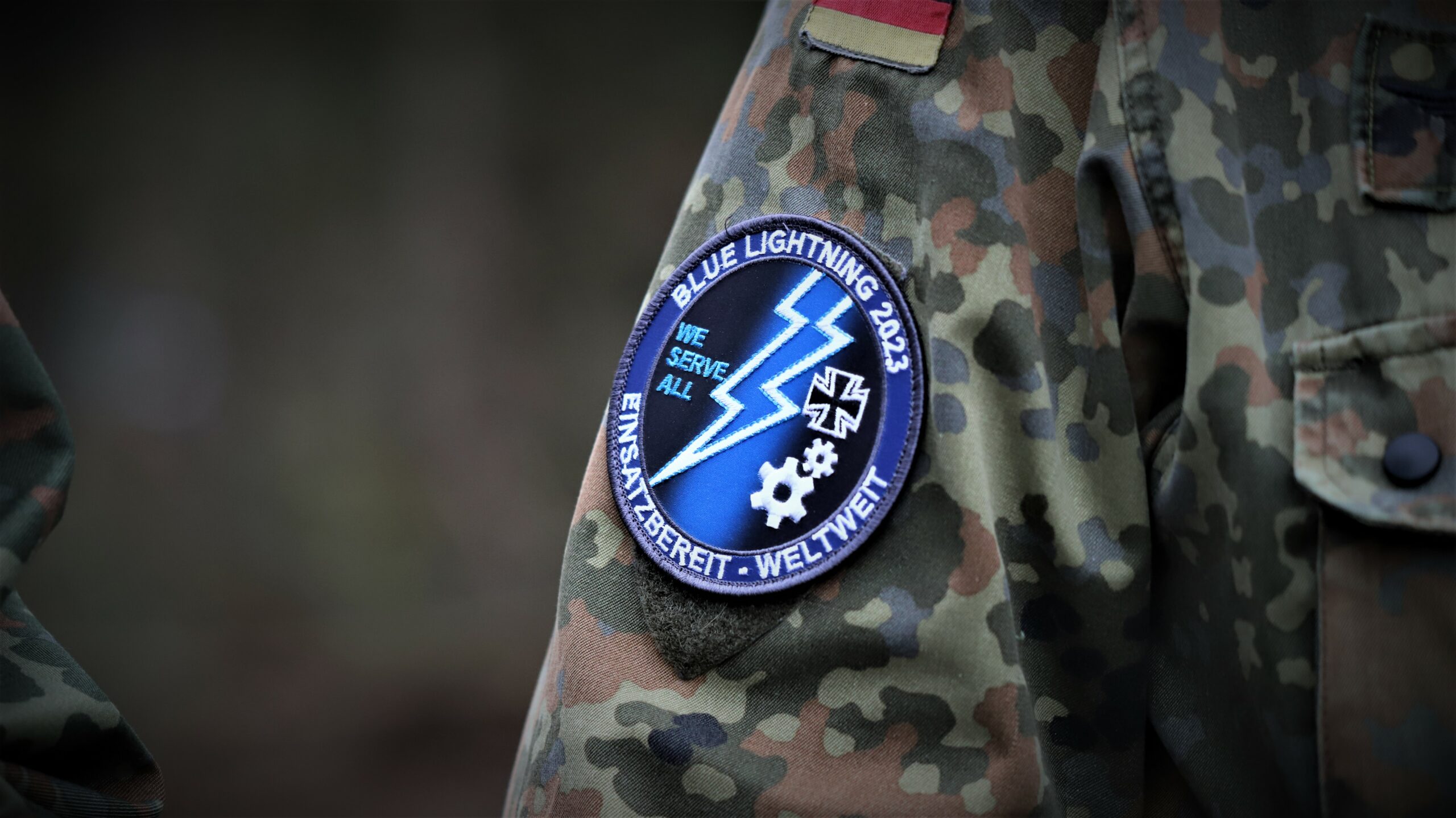 Ein gemeinsames Symbol, das während der Übung zusammenschweißt. Das Wappen der Übung BLUE LIGHTNING