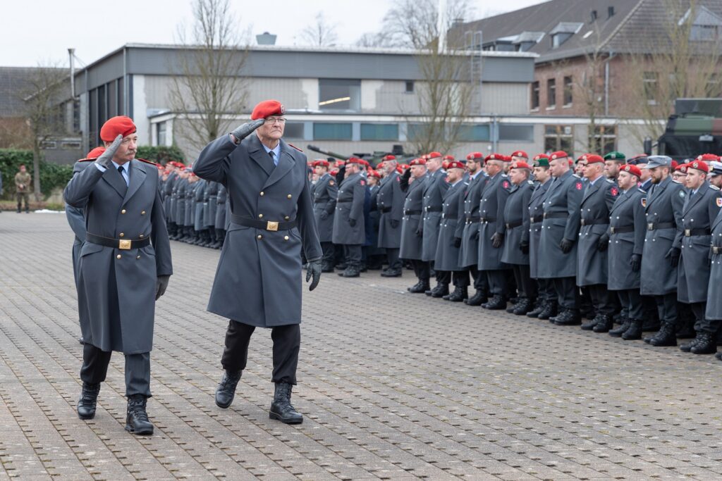 Generalmajor Michael Hochwart und Brigadegeneral Dirk Kipper beim Abschreiten der Front. Blauer Bund