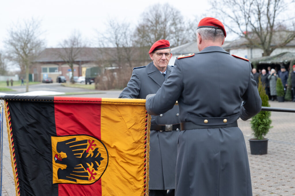 Generalmajor Michael Hochwart übergibt die Truppenfahne der TSH an Oberst Klaus Kurjahn und überträgt ihm damit die Führung der Schule. Blauer Bund