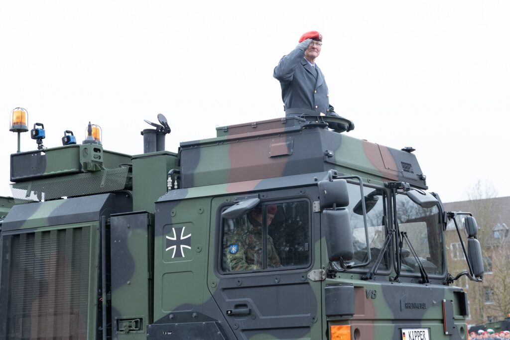 Der scheidende Kommandeur wird mit einem Schwerlasttransporter vom Apellplatz gefahren. Blauer Bund