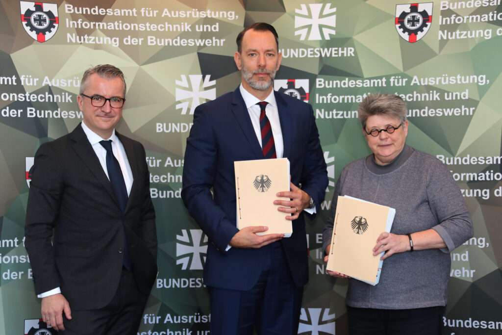 Die Präsidentin des BAAINBw und Vertreter der Firma Rheinmetall Electronics GmbH unterzeichneten am 27. Februar den Beschaffungsvertrag für 19 neue Flak-Panzer. Blauer Bund