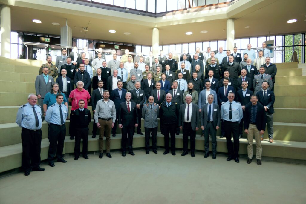 Ein großer Querschnitt an Interessierten zum Thema Logistik in der Bundeswehr. Darunter in der ersten Reihe der Abteilungsleiter Kampf im BAAINBw, Brigadegeneral Schmidt, und der Leiter der WTD 41, DirWTD Simon, Schirmherren der Veranstaltung. Blauer Bund